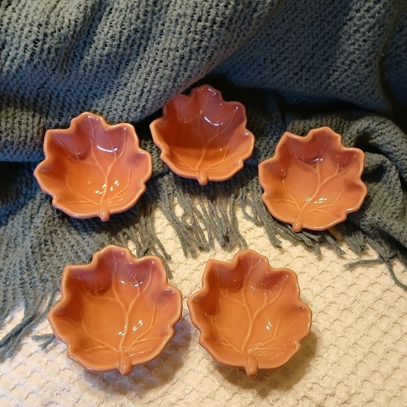 5 Beautiful Dusty Pink Leaf-Shaped Ceramic Bowls - Picture 6 of 9